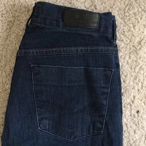Low waist jeans - Säljer dessa low waist jeans jag köpt secondhand. De är lite för små för mig som har str S/liten M och är 166cm lång. Säljer för 80kr + frakt, pris kan diskuteras .