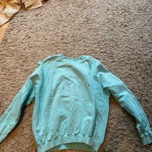 vintage United colors of benetton sweat - En ljusblå vintage United colors of benetton sweatshirti storlek XL men skulle säga att den passar bra som large. Gjord i italien och kan strykas innan jag skickar om du vill.