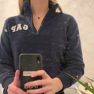Zip sweatshirt ifrån GAP - En stor favorit men som tyvärr blivit för liten för mig som vanligtvis har m., står ej för frakt