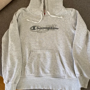 Champion hoodie - Grå champion hoodie i stl S. Fint skick och super skön!