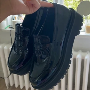 Svarta Loafers  - Säljer ett par svarta loafers endast provade köpta här på Plick. Storleken är mellan 38-39 bilder från tidigare säljare 🤎