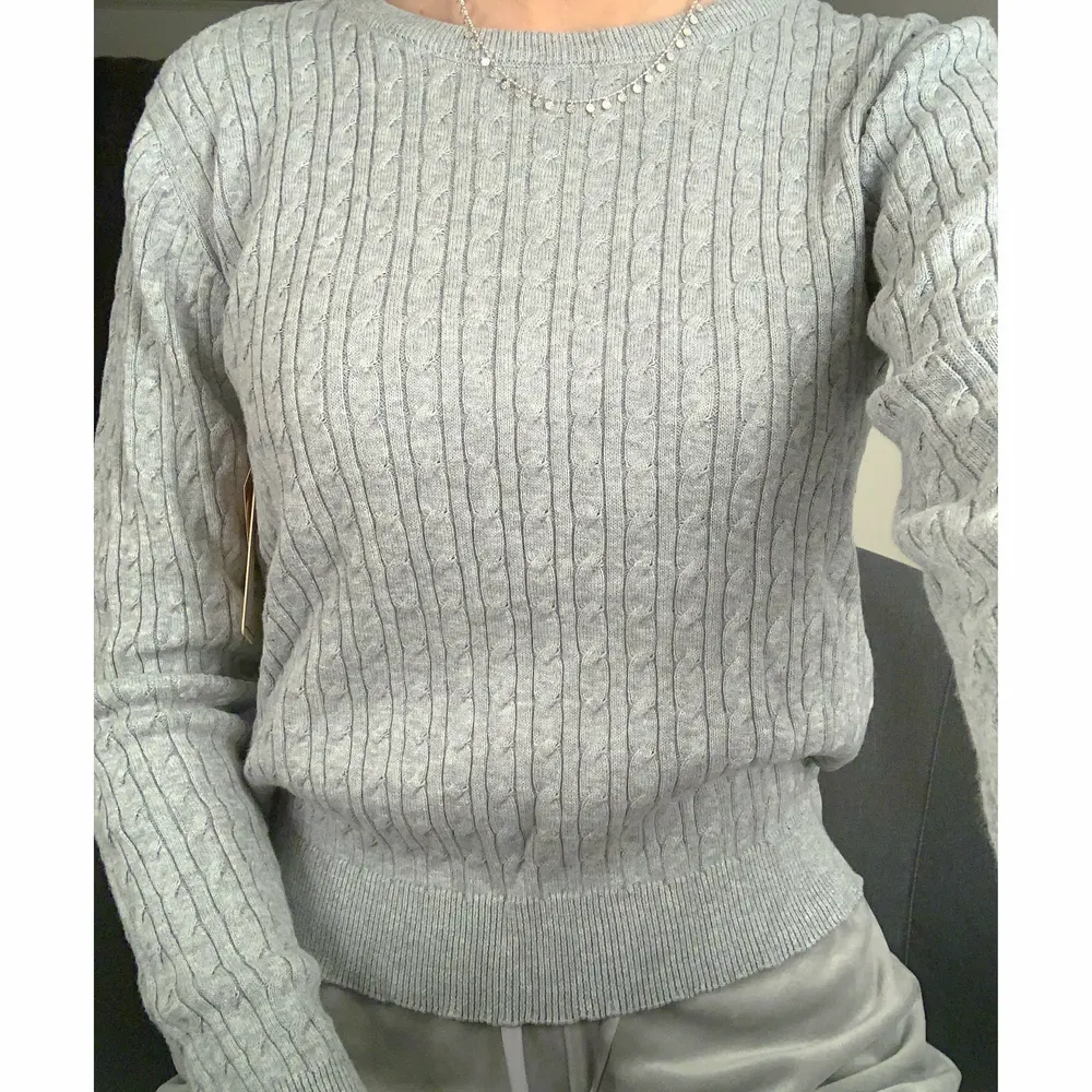 Grå kabelstickad sweatshirt,helt ny med prislapp kvar💖mycket fin st 158/164 men passar även xs/s skulle jag säga!!. Stickat.