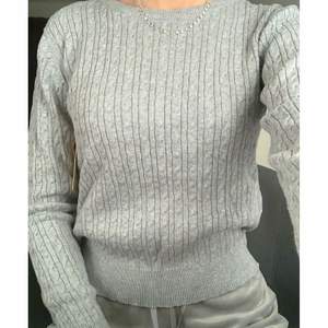 Grå kabelstickad sweatshirt,helt ny med prislapp kvar💖mycket fin st 158/164 men passar även xs/s skulle jag säga!!