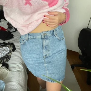 Blå jeanskjol - Säljer nu denna blåa jeanskjol eftersom den inte längre kommer till användning. Den är i storlek M och kommer ifrån IVYREVEL och är superskön.