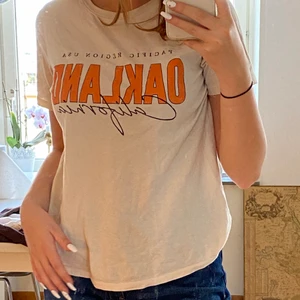 Beige tshirt - Jätte fin tshirt där det står okland california på. Står inte för frakt men kan mötas i stockholm