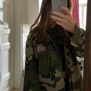 Militär/ camoflage jacka - Säljer en sjukt snygg camouflage jacka med två coola patches på. köpt på soul river, storlek 38 men passar alla storlekar🧡
