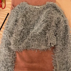 Snygg topp 30kr - Säljer min helt gulliga fjädrig topp för 30kr i storlek Medium. Andra bilden är materialet på toppen.