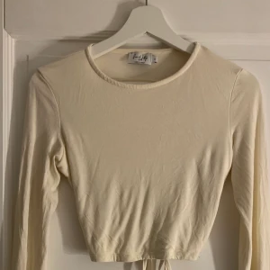 Topp från NA-KD  - Beige/vit långärmad topp med urringning. Frakt tillkommer!