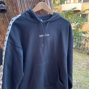 Adidas hoodie - Cool svart Adidas hoodie. Älskad men inte fläckig eller skadad. Superskön och mysig. Pris kan diskuteras, måste hämtas idag PGA flytt.