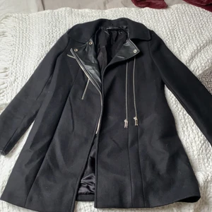 Kappa från Zara, strl S - Fin och skön kappa från Zara. Snygga detaljer med två blixtlås och skindetaljer
