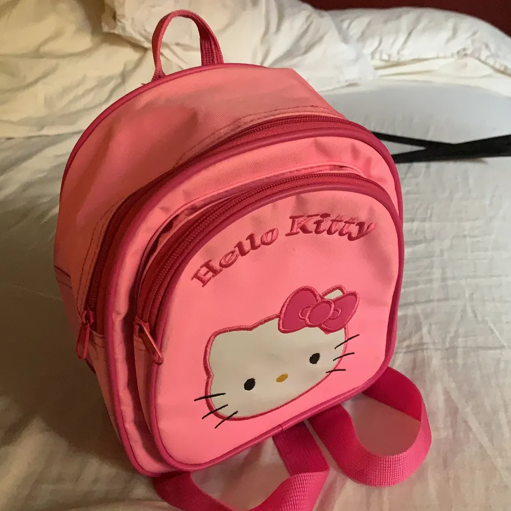 Liten hello kitty ryggsäck i bra skick. Väskor.