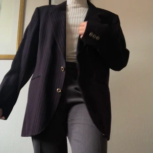 Oversized kavaj  - Snygg oversized kavaj! Sitter skitbra på mig och jag har vanligtvis S (ibland M) i jackor! Fin detalj med diskreta ränder. Storleken i annonsen är uppskattad.