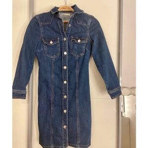 Jeans klänning - Blå jeansklänning från Gina Tricot i storlek XS. Superfin på, den är figursydd och stretchig i materialet. Använd 1 gång. Pris 150kr+frakt.