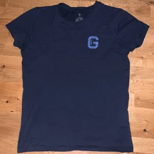 Gant t-shirt - Mörkblå gant t-shirt, bra skick. Storlek medium.  Pm för bild eller pris