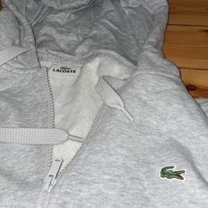 Grå Lacoste hoodie, supermysig!! Äkta 