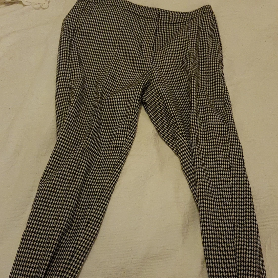 Ett par rutiga byxor från mango. - 90