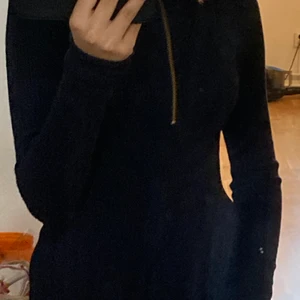 Mörkblå polotröja  - Knappt använd mörkblå polotröja. Köpt från ginatricot. Storlek xs men skulle passa som s också. Diskuterar frakt och pris med köpare💕