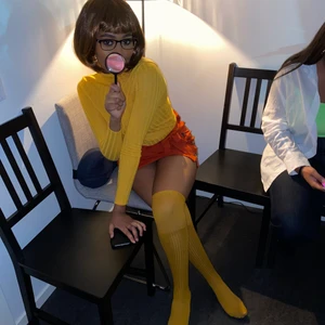 Velma halloween klädsel - Halloween är runt hörnet, därför tänkte jag sälja min klädsel som jag hade förra årets halloween. Jag säljer allt som ett paket som innehåller en peruk, glasögon utan glas, förstoringsglas, tröja, kjol och strumpor. OBS! Kläderna är kläder jag ägt som jag har tänkt slänga/ge bort men som jag sedan insett passar som halloween dräkt, därför är de inte av bästa kvalitet utan kan ha fel. Peruken kan ha lite färg då jag målade den lite för att matcha färgen till Velma mer! Passar storlek xs-s Buda!! 