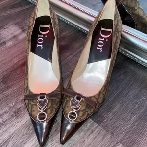 Dior vintage pumps  - Finaste vintage dior pumps nyskick ändast använda ett fåtal gånger super fina men tyvärr inte min storlek, de är äkta men priset är lågt pågrund av att de ej finns kartong, kvitto etc! Klacken är ca 5-6cm, och nypris är runt 7000kr, kan tänka mig att gå ner i pris vid snabb affär!