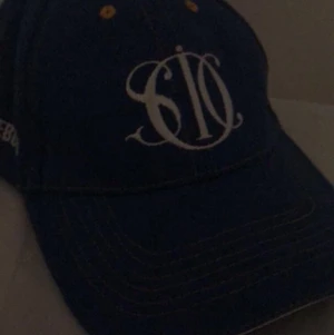 Keps  - Skit snygg keps som är köpt second hand. Lägg gärna bud❤️frakten kostar 