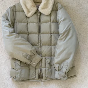 Vinterjacka från Armani Jeans  - Säljer min vintagejacka från Armani Jeans med fuskpälskrage. Inköpt i Paris 1997. Stlk M