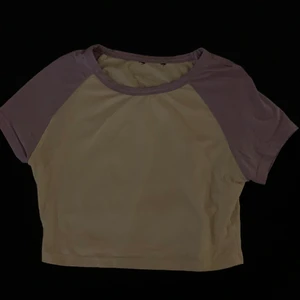 T shirt - Croppad T-shirt, minns inte om den är från brandy mellvile eller den någonstans jag fick den som present. Ej använd lol, Om du undrar något eller vill se plagget på skriv till mig