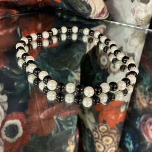 Pärlhalsband i färg - Egengjorda halsband i svart och rosa/grön/vit/grå. Finns endast en av varje. Först till kvarn! Egengjorda pärlhalsband i begränsat antal. Halsbanden är gjorda med resår vilket gör de enkla att ta av och på🌺  Priset är 30kr och frakten ligger på 12kr☺️