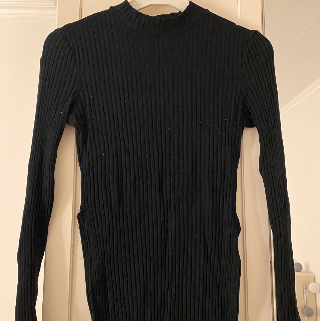 Ribbad tröja med sidoslits 