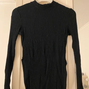 Ribbad tröja med sidoslits  - Ribbad svart tröja med sidoslits, är i bra skick, har en tajt passform, är i storlek S.