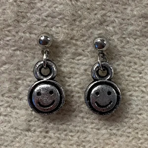 Inez 🙂⚡️ - Självklart är örhängena nickelsäkra och örstopp ingår! 25% av all vinst doneras till Talita! Pris: 49kr/styck (inklusive frakt) ✨