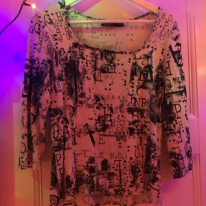 Tröja - Skit cool tröja min mamma köpte den på Kappahl vet it när. Men den är i jätte bra kondition ärmarna är lite korta. Säljer för att jag behöver lite extra pengar