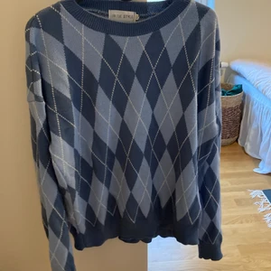 Tröja från Asos  - Blå och rutig tröja köpt från Asos. Använd sparsamt och i fint skick. Storlek M. Säljer för 80 kr + frakt.