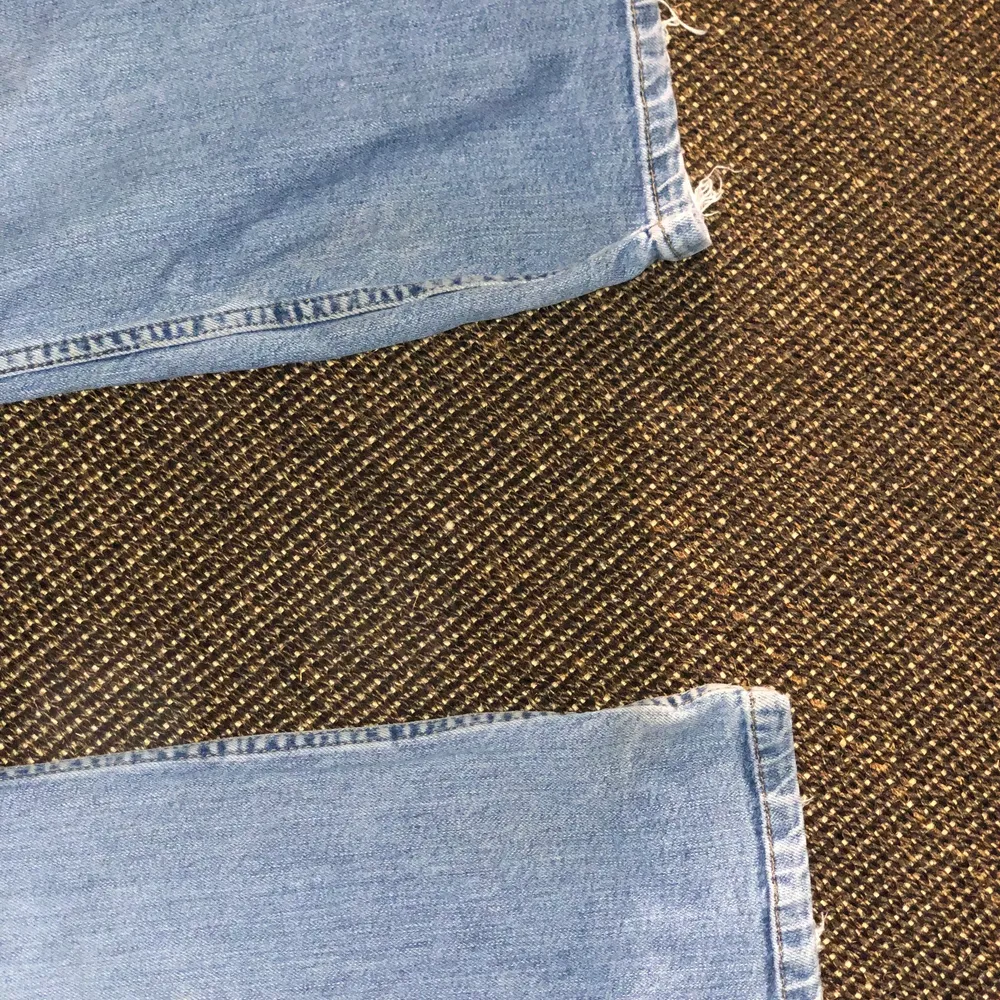 Snygga lågmidjade jeans i använt edgy slitet skick. Jeans & Byxor.