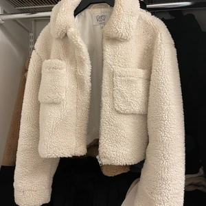 Teddy jacka NAKD  - Teddy jacka från nakd. Storlek 32. 