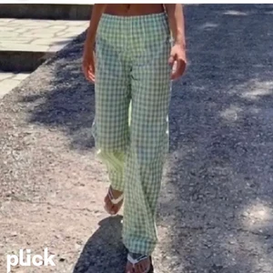 Rutiga byxor  - Super sköna grön vita rutiga byxor som inte kommer till användning 🥰🥰