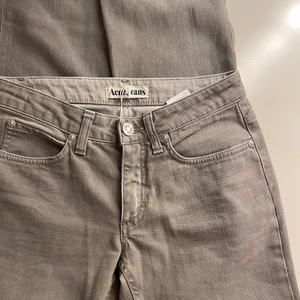 Acne jeans - Säljer min fina acne jeans då dom är för små. Dom är lågmidjade och raka i benen. Pris kan diskuteras💞 skriv för bild hur dom sitter på. Skulle rekommendera för någon som är 165 och under💫