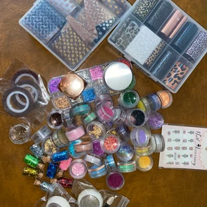 Massa nagelgrejer (mycket mer än bilden - Finns mycket mer än det som är på bilderna. Elfilen är nästan helt nu och de andra sakerna är i gott skick. BVSA‼️ Få även med ett fint bord (sminkbord) på köpet, och en stol med rullhjul.  SÄLJER BARA SOM PAKET‼️‼️‼️