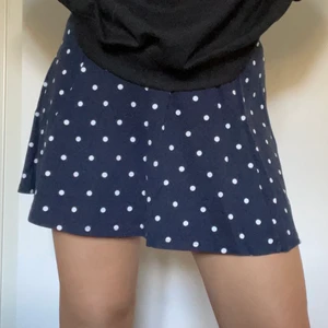 Prickig kjol  - Kort kjol från h&m . Jag är 170cm och såhär sitter den på mig. Säljer pga att den tyvärr inte kommer till användning. Den har en dragkedja bak och är i fint skick <3