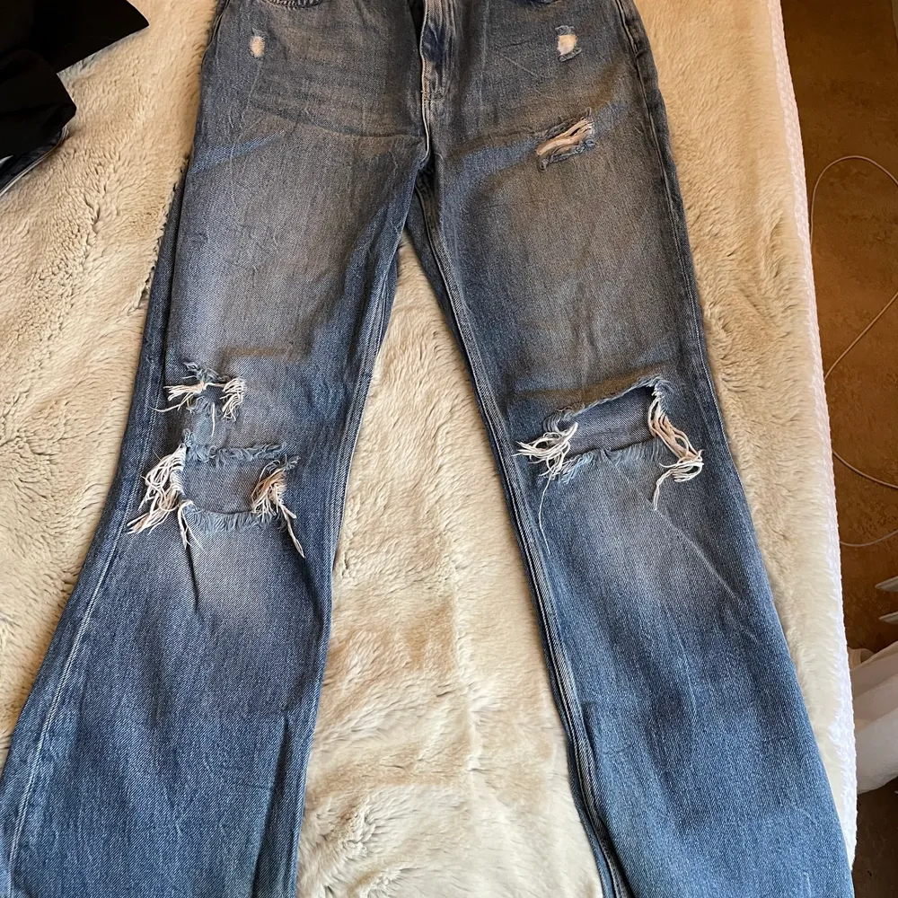 Skitsnygga midwaist flare jeans från Berska! Säljer då de är lite för stora. Storlek 40 men sitter jättesnyggt som baggyjeans om man är en storlek 36-38! Går inte att köpa längre. Skriv privat om ni är intresserade! Knappt använda! . Jeans & Byxor.
