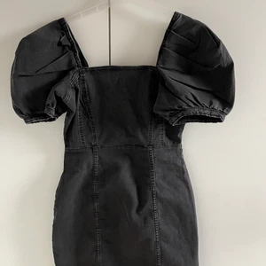 Klänning från HM - En klänning från HM i storlek 38. Oanvänd endast prövad. Frakt tillkommer, antingen frimärken eller spårbart.  nypris 249