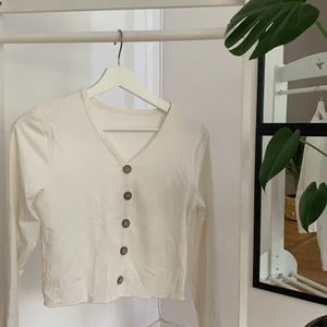 Tröja - Vit tröja med knappar framtill 