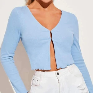 Topp💙 - En jätte söt blå💙 topp som skulle passa perfekt till en fin sommarkväll, använt få tall gånger kär i deeen men valt o sälja den pga att den inte passar mig längre:( 