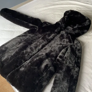 Mysig jacka i fuskpäls från Zara - Jättemysig svart jacka i fuskpäls från Zara. Använd fåtal gånger.