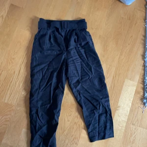 Svarta kostymbyxor  - Sköna raka svarta kostymbyxor.