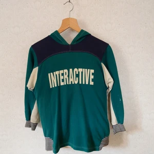Interactive hoddie - Retro Hoddie från Interactive! Brukar man ha strl S passar den skulle jag säga, blir som tre kvarts ärmar. Tyvärr några vita fläckar på vänster ärm. Skitcool! 