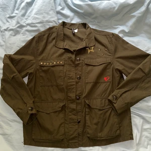 Jacka - Säljer denna snygga militärgröna jacka med detaljer. Jackan är från H&M och är köpt för ca 3 år sen och är fortfarande i fint skick. Skriv vid frågor och fler bilder