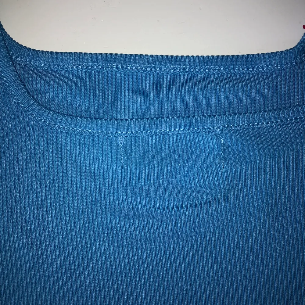 Jättefint blått linne som nästan aldrig har används och säljs eftersom att den inte kommer till användning.. Toppar.
