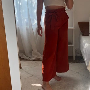 Byxor oranga  - Supersnygga oranga byxor i fladdrigt material, tyvärr blivit för små för mig. Ganska korta i benen (jag är 160cm) med dragkedja och band till midjan. så fina nu till hösten! 🍂 frakt tillkommer 🍁