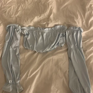 Babyblå off shoulder topp  - Endast använd vid ett tillfälle, fint skick!
