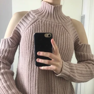 Stickad tröja från DM Retro  - Tröjan är enligt mig i en ljusare mauve färg. Eftersom jag normalt har storlek 34/36 så blir den lite större på mig. Jag tycker däremot det är en tröja som är jättesnygg både som åtsittande och lite oversize. Jag köpte den för flera år sen så jag är nästan säker på att den inte säljs i butiken längre. På sista bilden syns nedre delen av baksidan där det stickade materialet dragits ut lite. Utöver det är tröjan i bra skick. 